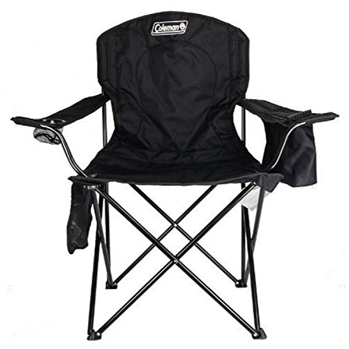 Are there any outdoor folding chairs with built-in cup holders?
